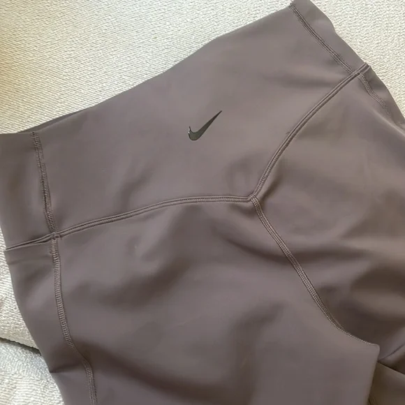 Nike Universa Medium-Support High-Waisted 5 Biker Training Shorts with Pocket - Picture 4 of 6